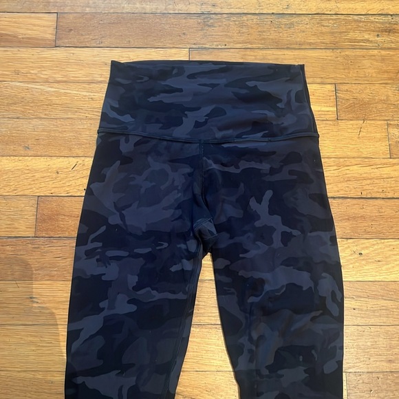 Lululemon Align Crop Tights in Incognito Camo, size 4 - Picture 5 of 13